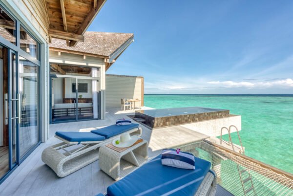🏝️ رحلة المالديف – جزيرة الأحلام بين الفيلات المائية والشواطئ البكر 🌊