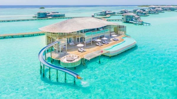 🏝️ رحلة المالديف – جزيرة الأحلام بين الفيلات المائية والشواطئ البكر 🌊