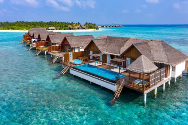 🏝️ رحلة المالديف – جزيرة الأحلام بين الفيلات المائية والشواطئ البكر 🌊