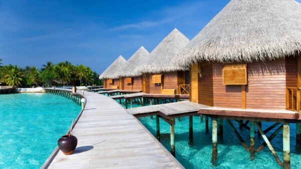 🏝️ رحلة المالديف – جزيرة الأحلام بين الفيلات المائية والشواطئ البكر 🌊