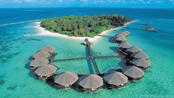 🏝️ رحلة المالديف – جزيرة الأحلام بين الفيلات المائية والشواطئ البكر 🌊