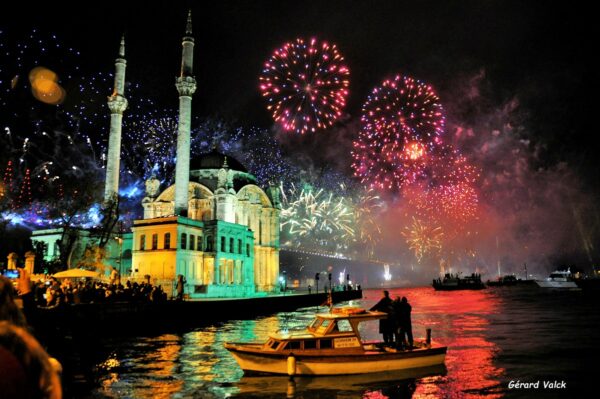 🕌 رحلة تركيا – إسطنبول وكبادوكيا بين التاريخ والمناطيد 🎈