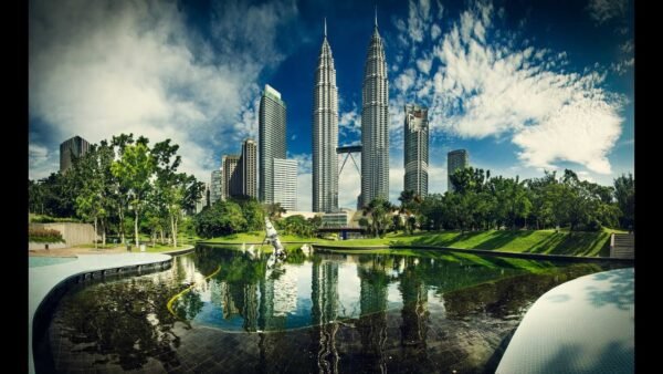 🏙️ رحلة ماليزيا – كوالالمبور ولنكاوي بين ناطحات السحاب والجزر الخضراء 🌿